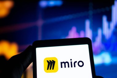 Dhaka, Bangladeş - 19 Sep 2024: Miro logosu akıllı telefonda sergilenmektedir. Miro proje ve tasarım için işbirlikçi bir çalışma alanıdır..