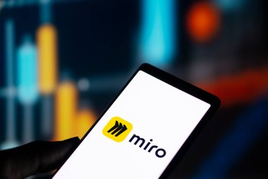 Dhaka, Bangladeş - 19 Sep 2024: Miro logosu akıllı telefonda sergilenmektedir. Miro proje ve tasarım için işbirlikçi bir çalışma alanıdır..