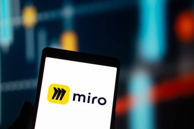 Dhaka, Bangladeş - 19 Sep 2024: Miro logosu akıllı telefonda sergilenmektedir. Miro proje ve tasarım için işbirlikçi bir çalışma alanıdır..