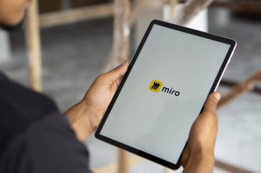 Dhaka, Bangladeş - 19 Sep 2024: Miro logosu iPad 'de sergilenmektedir. Miro proje ve tasarım için işbirlikçi bir çalışma alanıdır..