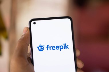 Dhaka, Bangladeş - 19 Sep 2024: Freepik logosu akıllı telefonda sergileniyor.