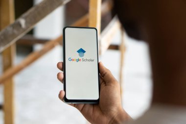 Dhaka, Bangladeş, Google Bilge logosu akıllı telefonda gösteriliyor.