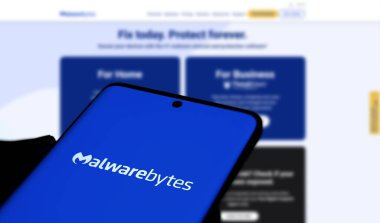 Dhaka, Bangladeş - Malwarebytes logosu akıllı telefonda gösterilir.