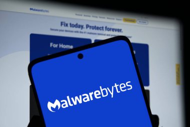 Dhaka, Bangladeş - Malwarebytes logosu akıllı telefonda gösterilir.
