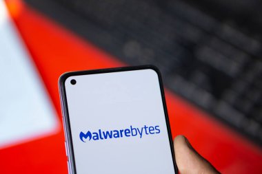 Dhaka, Bangladeş - Malwarebytes logosu akıllı telefonda gösterilir.