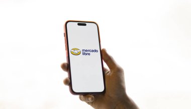 Dhaka, Bangladeş - 21 Eylül 2024: Mercado Libre logosu akıllı telefonda sergileniyor. Mercado Libre bir e-ticaret platformu.