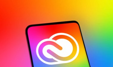 Dhaka, Bangladeş - 21 Sep 2024: Adobe Yaratıcı Bulut logosu akıllı telefonda sergileniyor.