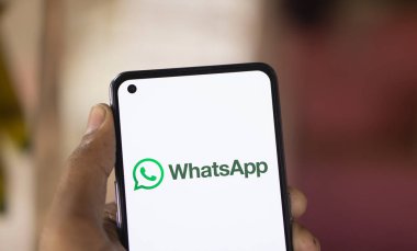 Dhaka, Bangladeş - 22 Sep 2024: WhatsApp logosu akıllı telefonda gösteriliyor.