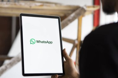 Dhaka, Bangladeş - 22 Sep 2024: WhatsApp logosu iPad 'de gösteriliyor.