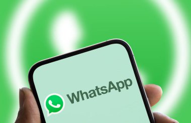 Dhaka, Bangladeş - 22 Sep 2024: WhatsApp logosu akıllı telefonda gösteriliyor.