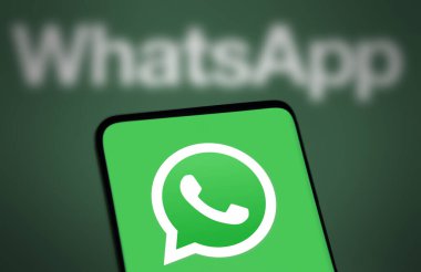 Dhaka, Bangladeş - 22 Sep 2024: WhatsApp logosu akıllı telefonda gösteriliyor.