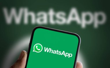 Dhaka, Bangladeş - 22 Sep 2024: WhatsApp logosu akıllı telefonda gösteriliyor.