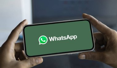 Dhaka, Bangladeş - 22 Sep 2024: WhatsApp logosu akıllı telefonda gösteriliyor.