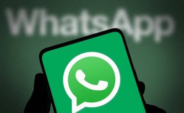 Dhaka, Bangladeş - 22 Sep 2024: WhatsApp logosu akıllı telefonda gösteriliyor.