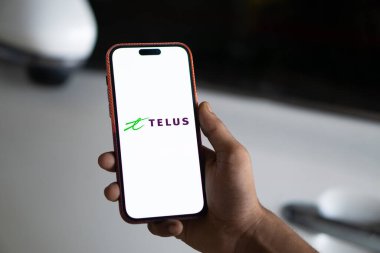 Dhaka, Bangladeş - 23 Sep 2024: Telus logosu akıllı telefonda gösteriliyor.