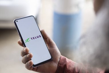 Dhaka, Bangladeş - 23 Sep 2024: Telus logosu akıllı telefonda gösteriliyor.