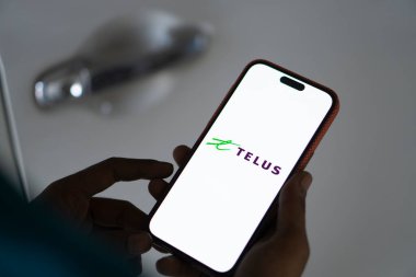 Dhaka, Bangladeş - 23 Sep 2024: Telus logosu akıllı telefonda gösteriliyor.
