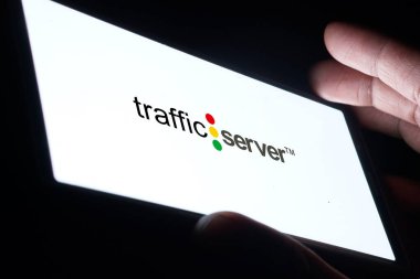 Dhaka, Bangladeş - 23Sep 2024: Apaçi Trafik Sunucusu logosu akıllı telefonda gösteriliyor. Apache Trafik Sunucusu yüksek performanslı bir ters proxy ve ileri proxy sunucusudur.