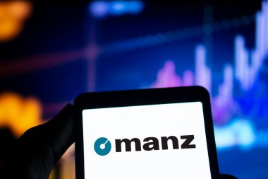 Dhaka, Bangladeş - 23 Sep 2024: Manz logosu akıllı telefonda sergilenmektedir. Manz AG bir Alman çokuluslu mühendislik şirketidir.,