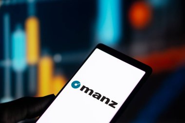 Dhaka, Bangladeş - 23 Sep 2024: Manz logosu akıllı telefonda sergilenmektedir. Manz AG bir Alman çokuluslu mühendislik şirketidir.,