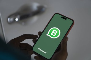 Dhaka, Bangladeş - 24 Eylül 2024: WhatsApp Business logosu akıllı telefonda gösteriliyor.