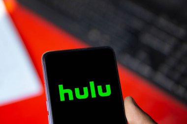 Dhaka, Bangladeş - 24 Sep 2024: Hulu logosu akıllı telefonda gösteriliyor.