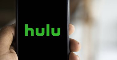 Dhaka, Bangladeş - 24 Sep 2024: Hulu logosu akıllı telefonda gösteriliyor.