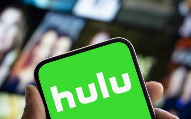 Dhaka, Bangladeş - 24 Sep 2024: Hulu logosu akıllı telefonda gösteriliyor.
