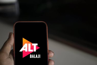 Dhaka, Bangladeş - 24 Sep 2024: ALTT Balaji logosu akıllı telefonda sergilenmektedir. ALTT, Hindistan merkezli bir abonelik videosudur..