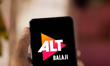 Dhaka, Bangladeş - 24 Sep 2024: ALTT Balaji logosu akıllı telefonda sergilenmektedir. ALTT, Hindistan merkezli bir abonelik videosudur..