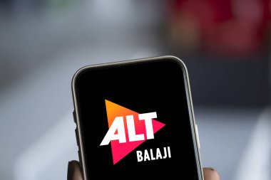 Dhaka, Bangladeş - 24 Sep 2024: ALTT Balaji logosu akıllı telefonda sergilenmektedir. ALTT, Hindistan merkezli bir abonelik videosudur..