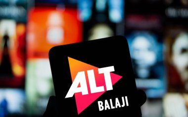 Dhaka, Bangladeş - 24 Sep 2024: ALTT Balaji logosu akıllı telefonda sergilenmektedir. ALTT, Hindistan merkezli bir abonelik videosudur..