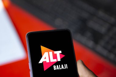 Dhaka, Bangladeş - 24 Sep 2024: ALTT Balaji logosu akıllı telefonda sergilenmektedir. ALTT, Hindistan merkezli bir abonelik videosudur..