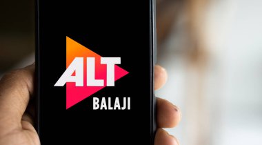 Dhaka, Bangladeş - 24 Sep 2024: ALTT Balaji logosu akıllı telefonda sergilenmektedir. ALTT, Hindistan merkezli bir abonelik videosudur..