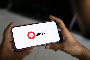 Dhaka, Bangladeş - 25 Sep 2024: Jio Tv logosu akıllı telefonda sergileniyor.