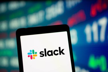 Dhaka, Bangladeş - 25 Sep 2024: Slack logosu akıllı telefonda gösteriliyor. Slack, Slack Technologies tarafından geliştirilen bulut tabanlı bir iletişim platformudur..