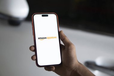 Dhaka, Bangladeş - 25 Sep 2024: Amazon ekspres logosu akıllı telefonda gösteriliyor.