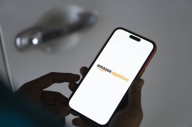 Dhaka, Bangladeş - 25 Sep 2024: Amazon ekspres logosu akıllı telefonda gösteriliyor.