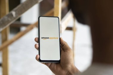 Dhaka, Bangladeş - 25 Sep 2024: Amazon ekspres logosu akıllı telefonda gösteriliyor.