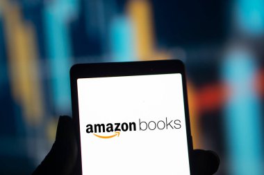 Dhaka, Bangladeş - 25 Sep 2024: Amazon Books logosu akıllı telefonda gösteriliyor.