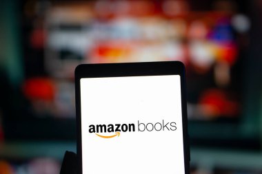 Dhaka, Bangladeş - 25 Sep 2024: Amazon Books logosu akıllı telefonda gösteriliyor.