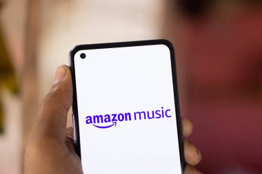 Dhaka, Bangladeş - 25 Sep 2024: Amazon Müzik logosu akıllı telefonda sergileniyor.