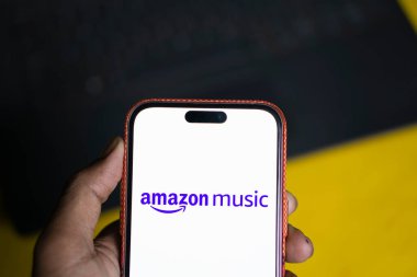 Dhaka, Bangladeş - 25 Sep 2024: Amazon Müzik logosu akıllı telefonda sergileniyor.