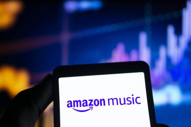 Dhaka, Bangladeş - 25 Sep 2024: Amazon Müzik logosu akıllı telefonda sergileniyor.