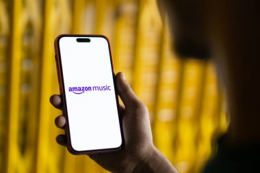 Dhaka, Bangladeş - 25 Sep 2024: Amazon Müzik logosu akıllı telefonda sergileniyor.