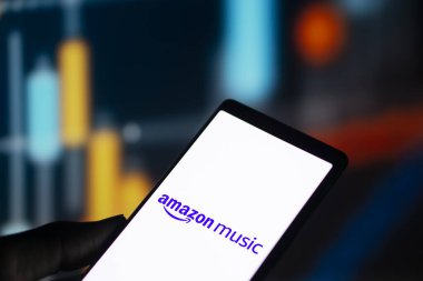 Dhaka, Bangladeş - 25 Sep 2024: Amazon Müzik logosu akıllı telefonda sergileniyor.