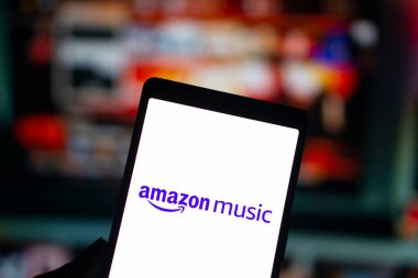 Dhaka, Bangladeş - 25 Sep 2024: Amazon Müzik logosu akıllı telefonda sergileniyor.