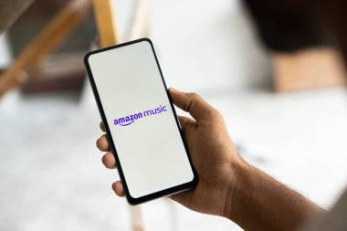 Dhaka, Bangladeş - 25 Sep 2024: Amazon Müzik logosu akıllı telefonda sergileniyor.
