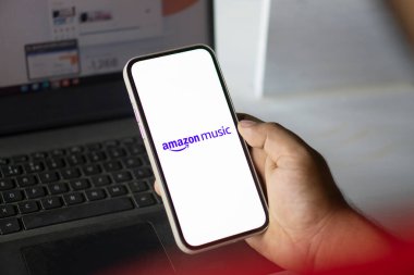 Dhaka, Bangladeş - 25 Sep 2024: Amazon Müzik logosu akıllı telefonda sergileniyor.