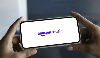 Dhaka, Bangladeş - 25 Sep 2024: Amazon Müzik logosu akıllı telefonda sergileniyor.